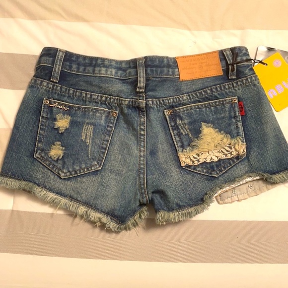 Antigo Shorts Slim Jean Shorts with lace pockets - Picture 2 of 4